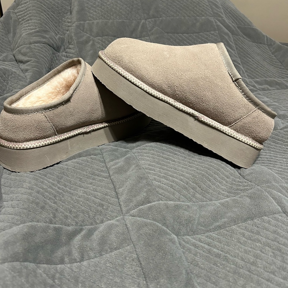 BearPaw Women’s Suede Slippers in Mushroom Size 9